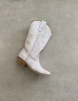 Botas de cuero negro con bordado decorativo en el caño y empeine, taco bajo y punta fina. Diseño de estilo cowboy.