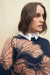 Sweater blanco con diseño floral en jacquard color beige, de corte amplio y tejido de algodón.