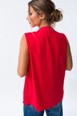 Blusa roja sin mangas con cuello mao y lazo al cuello.