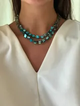 Collar corto de dos hilos con cuentas facetadas de color turquesa y gris.