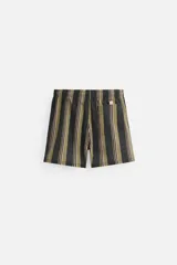 Bañador de tejido técnico con rayas verticales en tonos verde oliva, negro y rosa. Cintura elástica ajustable con cordón. Bolsillos laterales y trasero. Forro interior.