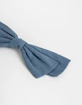 Hebilla francesa con moño de tela denim color celeste.