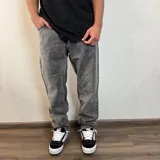 Pantalón jean gris de corte mom oversize.