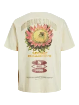 Camiseta color crema de manga corta y cuello redondo con calce holgado. Estampa en la espalda con print de goma de tacto suave.