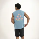 Musculosa marrón con efecto gastado, cuello redondo y logo estampado en el pecho.