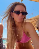 Lentes de sol ovalados con montura carey y lentes oscuros.