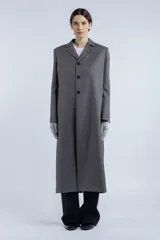 Tapado largo de lana virgen con motivo pied de poule, cuello con solapa y cierre frontal con tres botones.