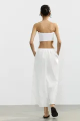 Pantalón culotte negro de tiro medio con cintura elástica y bolsillos laterales ocultos en la costura.