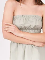 Top bandeau color verde claro, con elástico en la parte superior e inferior. Diseño fruncido en la cintura.