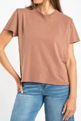 Remera color ladrillo de algodón con calce al cuerpo y mangas cortas.