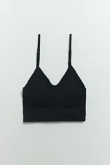 Top negro de microfibra con breteles finos regulables y corte debajo del busto.