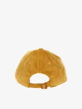 Gorra de estilo deportivo color mostaza, con ala curva, ojales para ventilación y logotipo bordado.