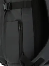 Mochila RKF Water Resistant gris oscuro con base negra, hecha de poliéster reciclado. Tiene compartimento principal y frontal con cierre a prueba de agua, bolsillo interior para laptop de 15", bolsillos laterales para botellas, correas ajustables y llavero mosquetón. Incluye bolsa de género para regalo.