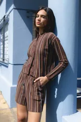 Cardigan tejido con lurex y botones en la delantera, color amarillo con rayas horizontales marrones.