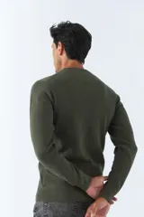 Sweater de punto color verde militar con cuello redondo y logo bordado en el pecho.