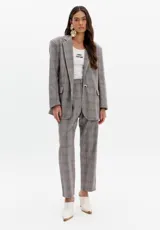 Pantalón gris a cuadros con corte baggy, cintura alta y dos botones decorativos.