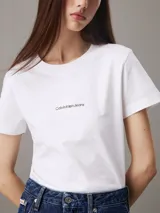Remera blanca de algodón con cuello redondo y corte slim fit. Logotipo "Calvin Klein Jeans" bordado en el pecho.