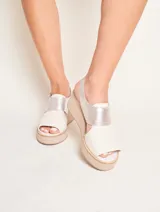 Sandalia de cuero color blanco con plataforma de 2 cm y taco de 5 cm.