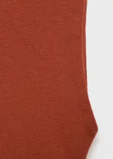 Camiseta sin mangas, ajustada al cuerpo, color terracota/óxido, con cuello perkins y fruncidos laterales.