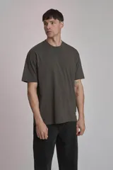 Remera verde oscuro de corte holgado y mangas cortas.