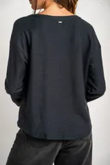 Sweater negro de tejido de punto con textura acanalada horizontal, corte holgado y mangas largas.