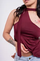 Top color borgoña con escote halter asimétrico y tiras finas que se atan al cuello.