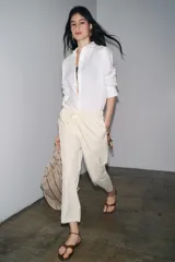 Pantalón jogger wide leg color crudo, confeccionado en hilatura con lino. Tiro medio, cintura elástica ajustable con cordones, bolsillos laterales ocultos en costura y pierna ancha.