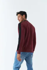 Buzo de felpa azul marino con cuello redondo y puños. Tiene mangas largas y calce regular. Presenta un logo estampado en relieve en el pecho y un logo de goma en la manga.