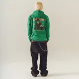 Canguro verde con capucha y estampado de Eminem en la espalda. Corte estándar.