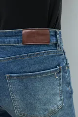 Pantalón de jean azul medio, corte bootcut.