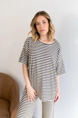 Remerón de viscosa con estampado a rayas horizontales color marrón y beige.