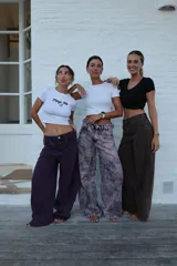 Jean de mujer color rosa con efecto acid wash, de corte holgado y tiro alto.