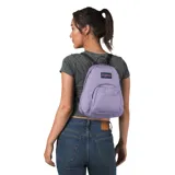 Mochila JanSport modelo Half Pint, color lila, con logo de la marca bordado en el frente, un compartimento principal y un bolsillo frontal con cierre.