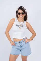 Musculosa corta negra con cuello redondo y estampado frontal de un corazón tribal blanco.