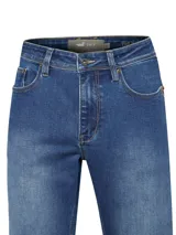 Pantalón de jean azul de corte recto, tiro medio y calce regular. Confeccionado en denim con tecnología Natural Flex y certificación Repreve.