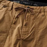 Bermuda color marrón con bolsillos laterales y traseros, corte recto y largo a la rodilla.