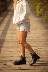 Bota negra de cuero con caña media, forro de cuero, plantilla de cuero con espuma confort y suela de 3 cm de altura.