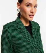 Blazer cropped de poliéster y viscosa con estampado de cuadros verdes y negros, cuello solapa, abotonado delantero, mangas largas y aplicación de strass.