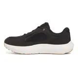 Championes Under Armour Charged Versurge color beige con logo negro en el lateral, entresuela blanca y suela negra.