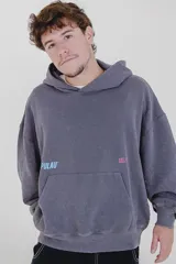 Canguro gris con capucha, bolsillo tipo canguro y puños acanalados. Estampado frontal con el nombre "Pulau" en azul y la inscripción "Est. 20 MVD" en rosa.