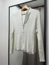 Saco blanco de tejido de punto acanalado, con capucha, cierre frontal con cremallera y mangas largas.