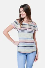 Remera de manga corta con botones, con rayas horizontales en tonos beige, azul, rosa y gris.