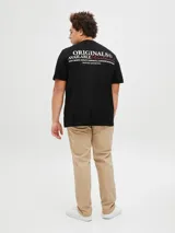 Remera negra de manga corta con cuello redondo y estampado en la espalda con la frase "Originals" en blanco y "Worldwide" en rojo.