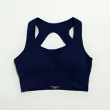 Top deportivo gris con breteles anchos y espalda deportiva.