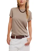 Remera color beige de corte recto y mangas cortas.