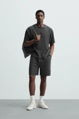 Bermuda negra de corte relaxed fit, con cintura elástica ajustable con cordón, bolsillos frontales y bolsillo trasero de parche.