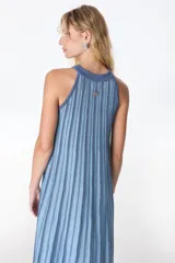 Vestido largo de tejido de punto en hilado fino con lurex, color verde claro con rayas verticales verde oscuro. Tiene cuello halter y silueta en A.