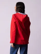 Campera impermeable azul con cierre central, bolsillos delanteros y lazo de ajuste en la cintura. Tiene avíos metálicos plateados y cierre oculto en la espalda para autoguardado.