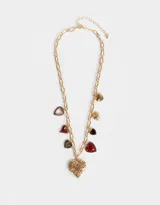 Collar corto dorado con cadena gruesa y dijes de diferentes corazones, con esmaltados y bajo relieve.