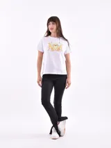 Pantalón de jean color beige, de corte recto y tiro alto, con aberturas en los tobillos.